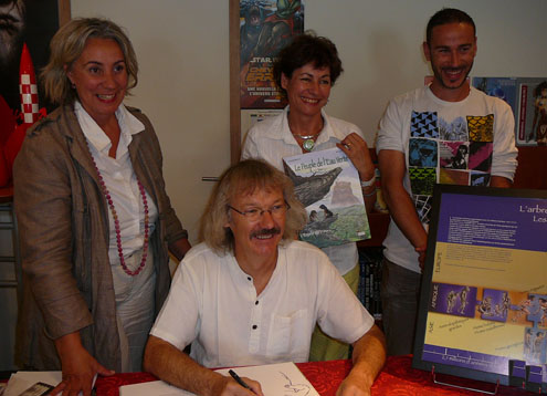 De gauche à droite, l'éditrice Hélène Bonis, l'illustrateur, Bernard Nicolas, Sylviane Chaumont, Conseillère Générale déléguée au musées départementaux et Sébastien de la librairie Forum BD