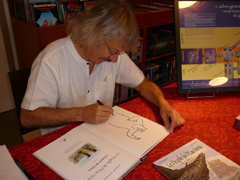 Bernard Nicolas dédicace en dessinant l'ours de la BD