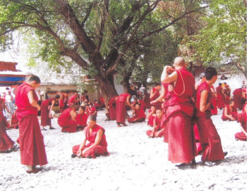 Moines dans un monastère Tibet Dans les pas d'Alexandra David-Néel