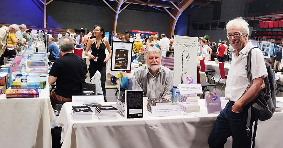 Joël Striff et le président des "Archives Oubliées" qui publie son livre, lors du salon du livre 2026 de Digne-les-Bains ©Joël Striff