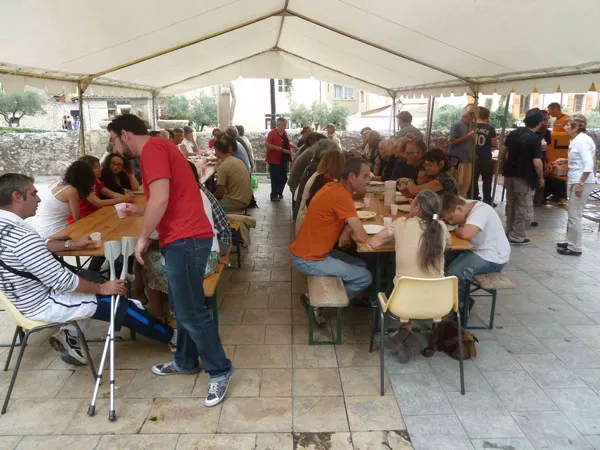 Autour d'un repas, autre moment de convivialité Autour d'un repas, autre moment de convivialité