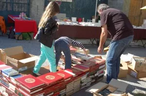 Les personnes arrivent avec des livres à donner