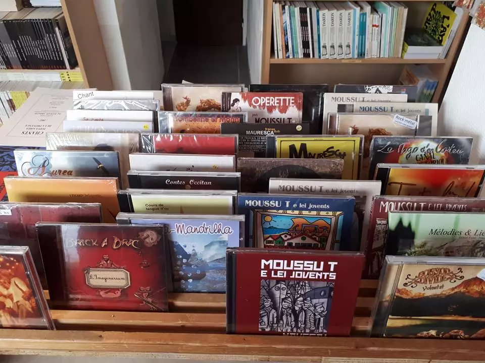 Rayon BD de la Librairie Espaci Occitan dels Aups un rayon BD de la Librairie Espaci Occitan dels Aups