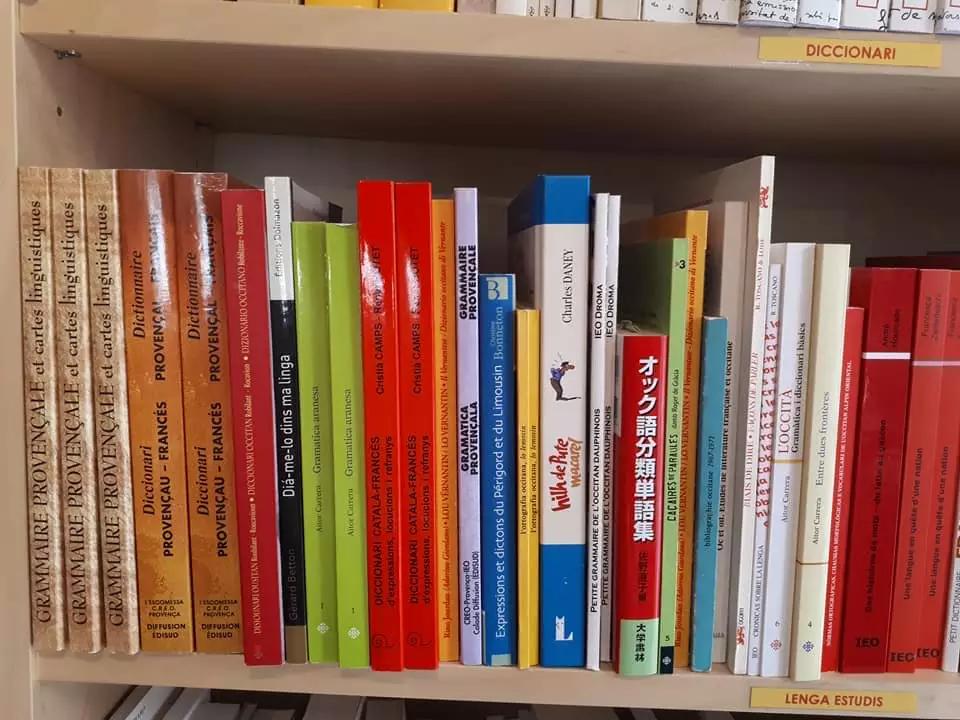Un des rayons livres de la Librairie Espaci Occitan dels Aups Un des rayons livres de la Librairie Espaci Occitan dels Aups