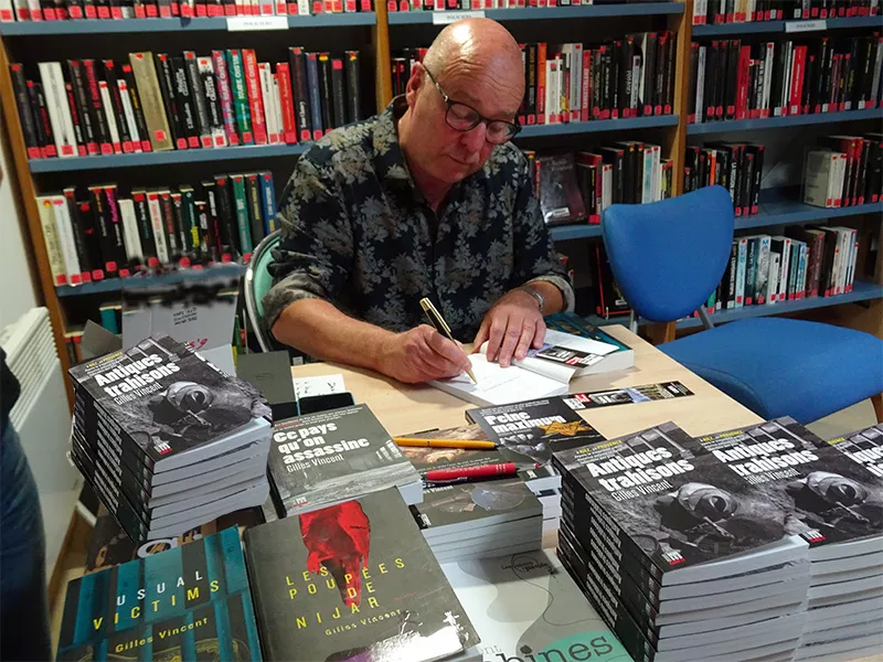 Dédicace de Gilles Vincent à la Bibliothèque Alphonse Rabbe à Riez - mai 2022 ©FB