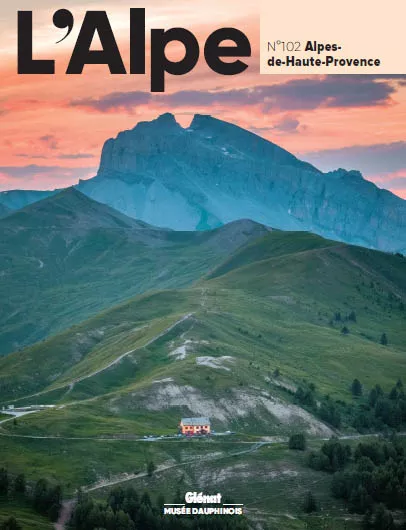 Couverture de la revue L'Alpe n°102 Alpes de Haute Provence avec une photo de Teddy Verneuil L'Alpe n°102 Alpes de Haute Provence