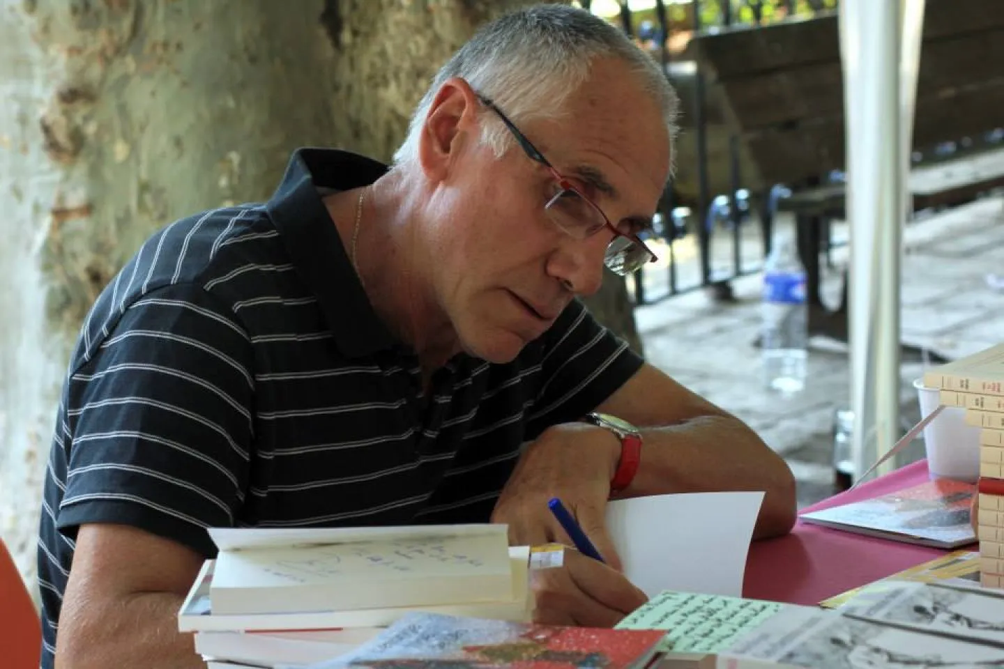 René Frégni en dédicaces au Salon du livre de Riez